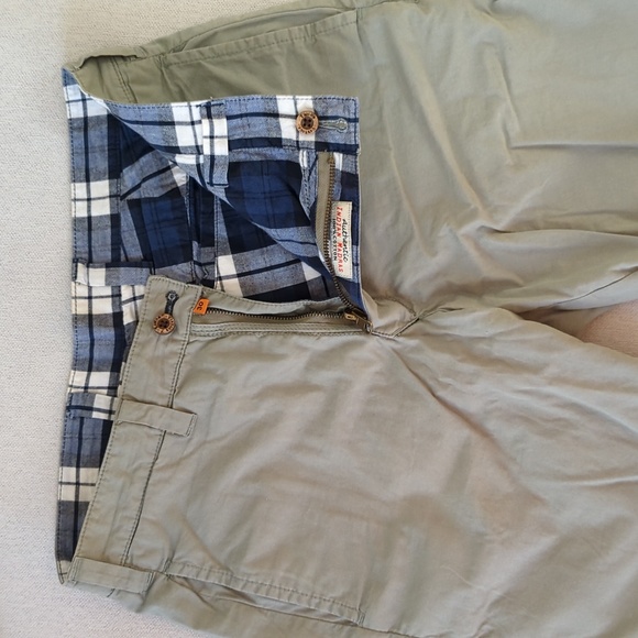 Shorts - Picture 3 of 5